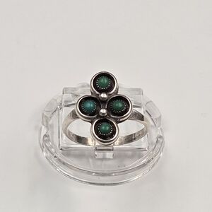 Elegant Silver and Green Women's Ring